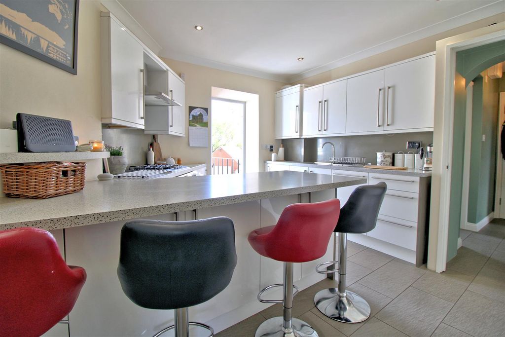 Property photo 3 of 20 Kitchen