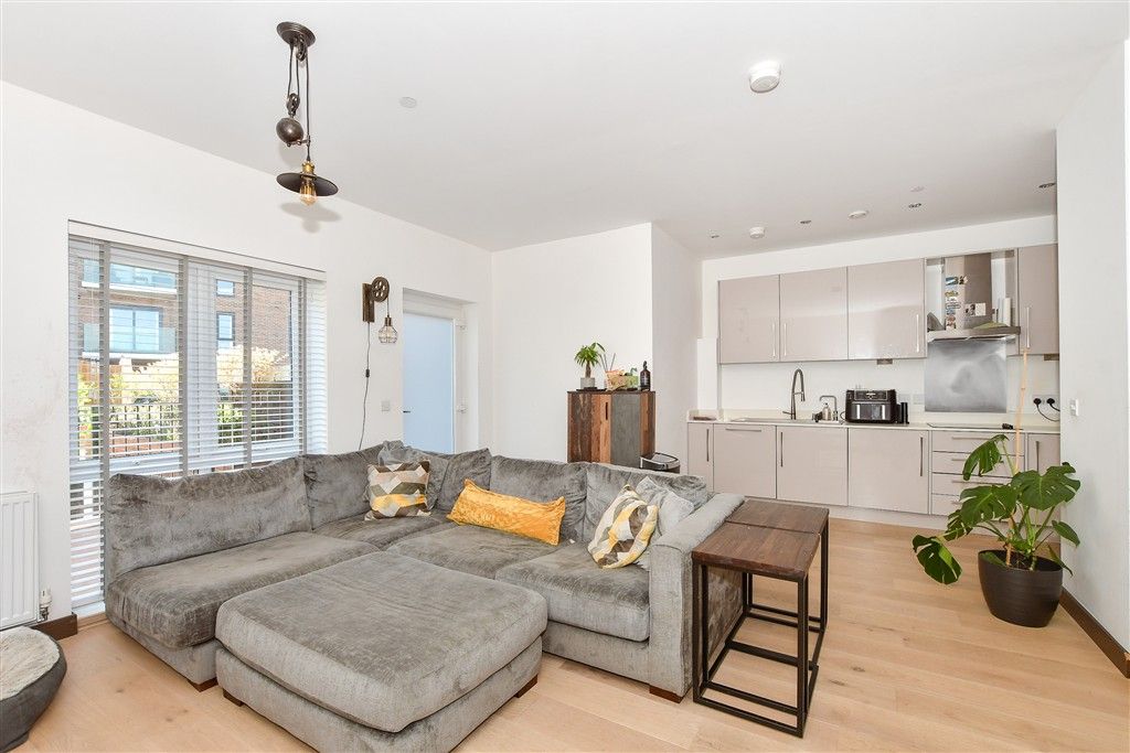 Property photo 3 of 11 Kitchen/Lounge