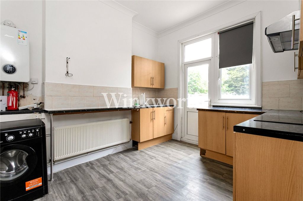 Property photo 3 of 14 Kitchen