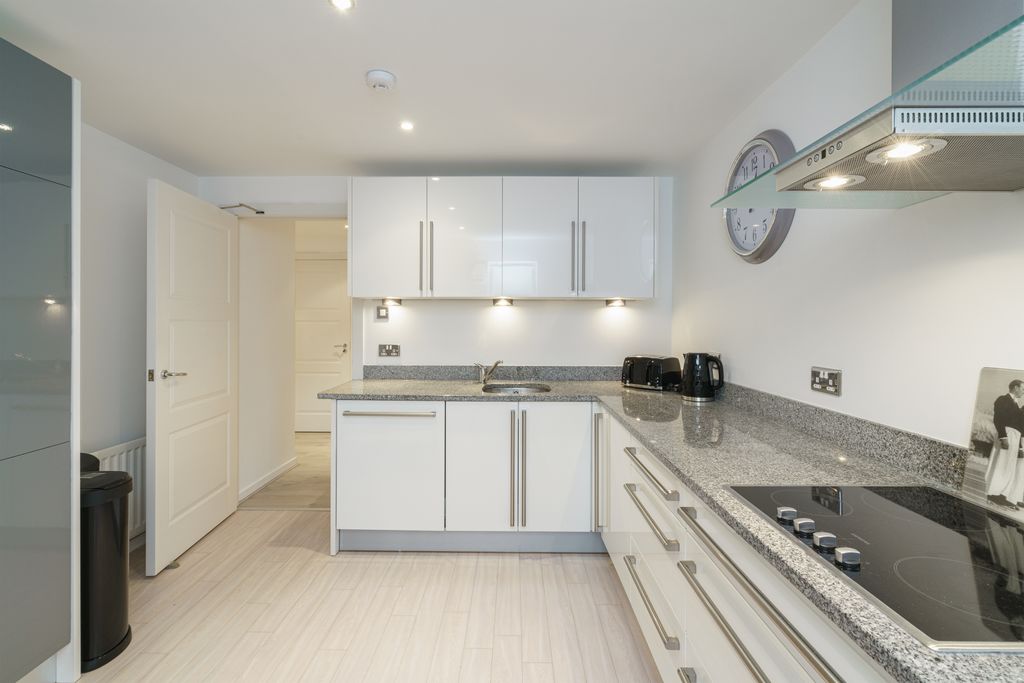 Property photo 1 of 28
