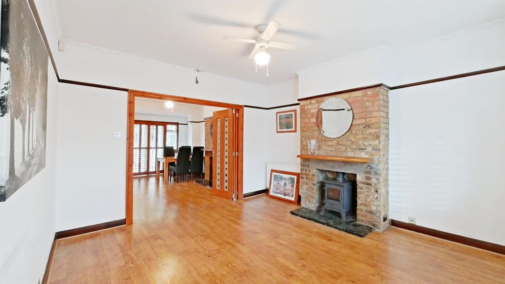 Property photo 3 of 21 Lounge