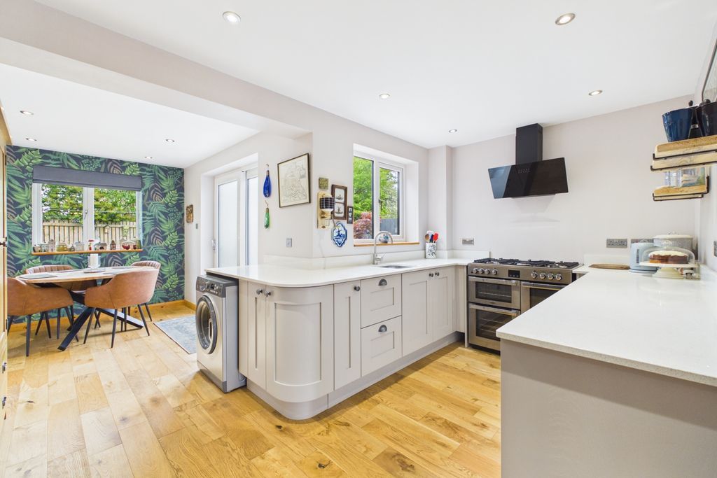 Property photo 2 of 16 14 Pinewood Road - Kitchen