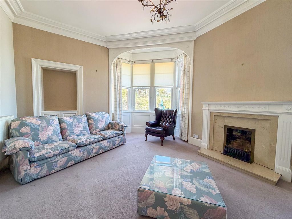Property photo 3 of 25 Lounge