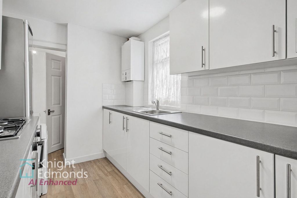 Property photo 2 of 8 Kitchen