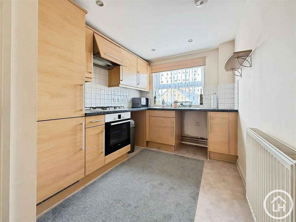 Property photo 3 of 11 Kitchen