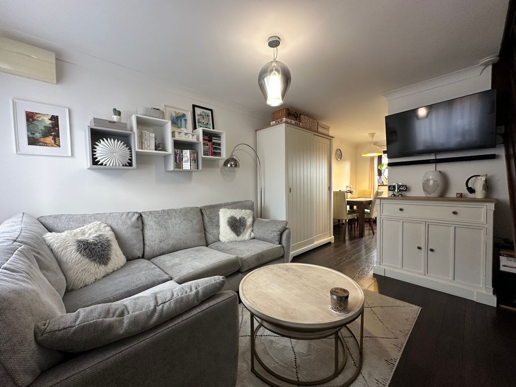 Property photo 1 of 18 Lounge