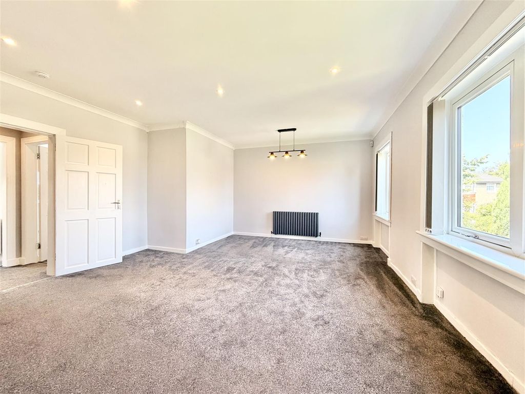 Property photo 3 of 13 Lounge
