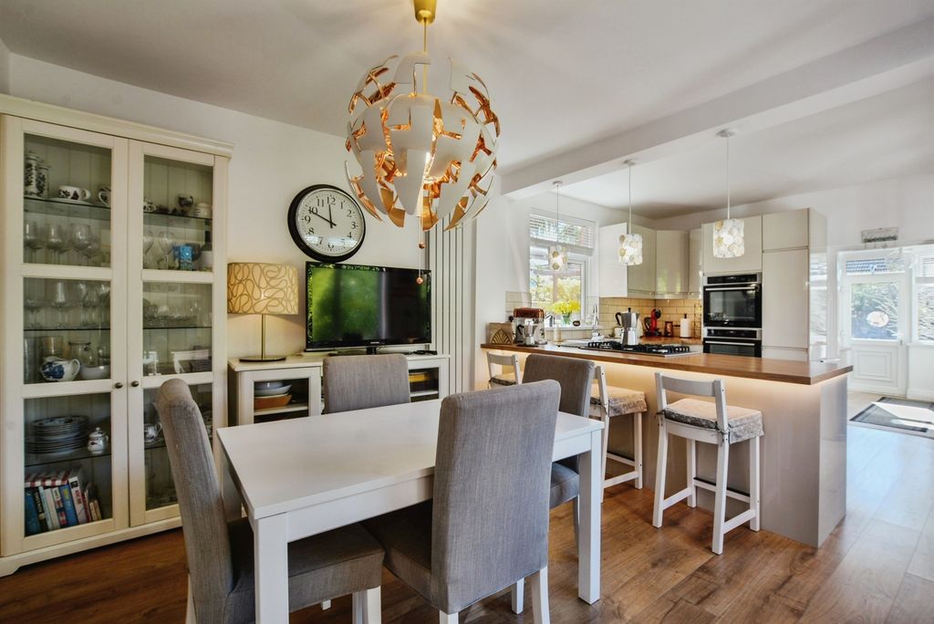 Property photo 3 of 32