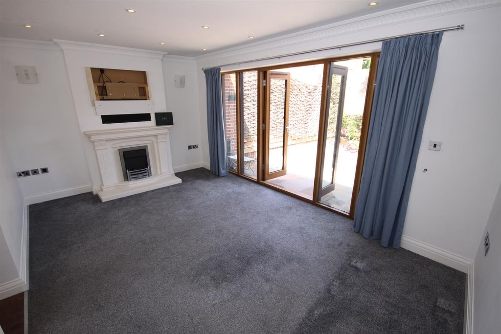 Property photo 2 of 11 Lounge