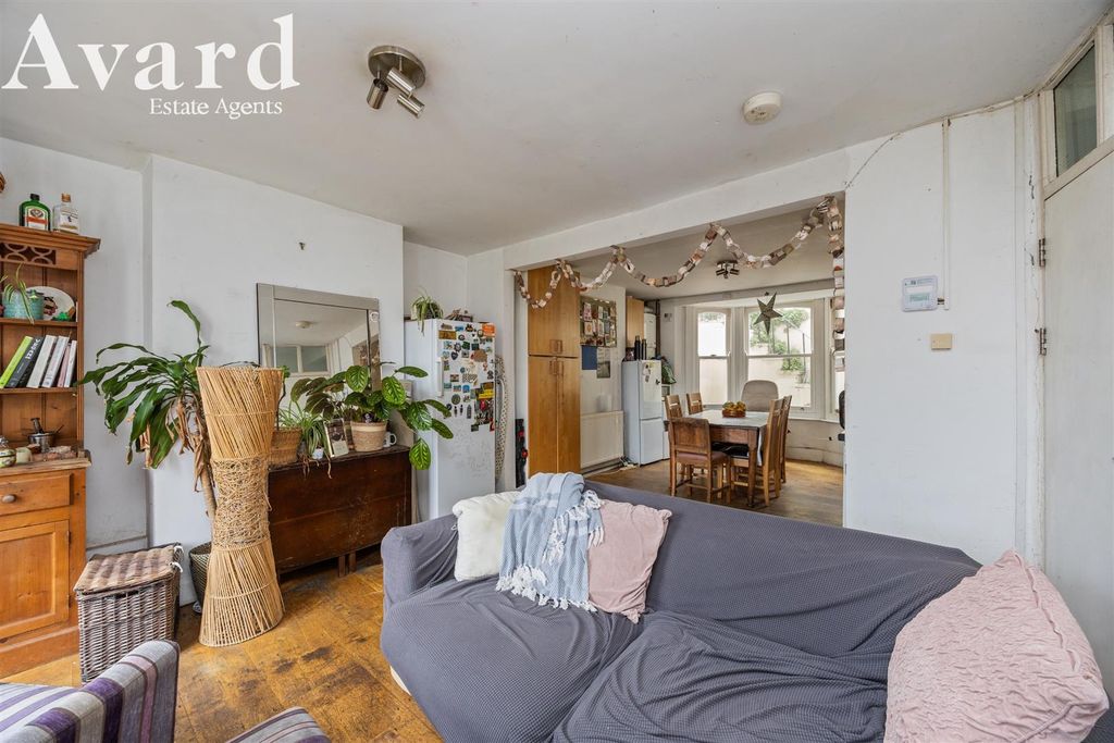 Property photo 3 of 18 Richmond Road, 28-012.Jpg