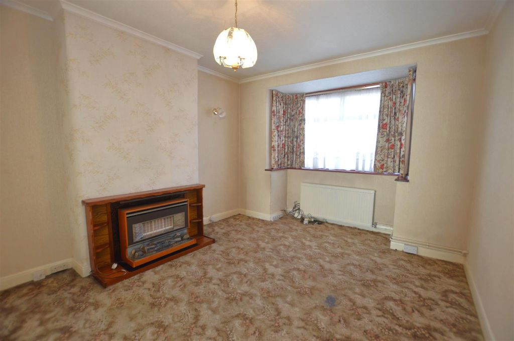 Property photo 2 of 9 21 Kneller Gardens Living Room.Jpg