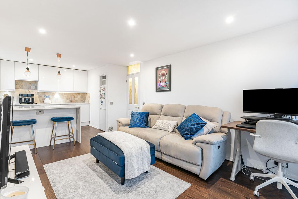 Property photo 2 of 22 Living Room