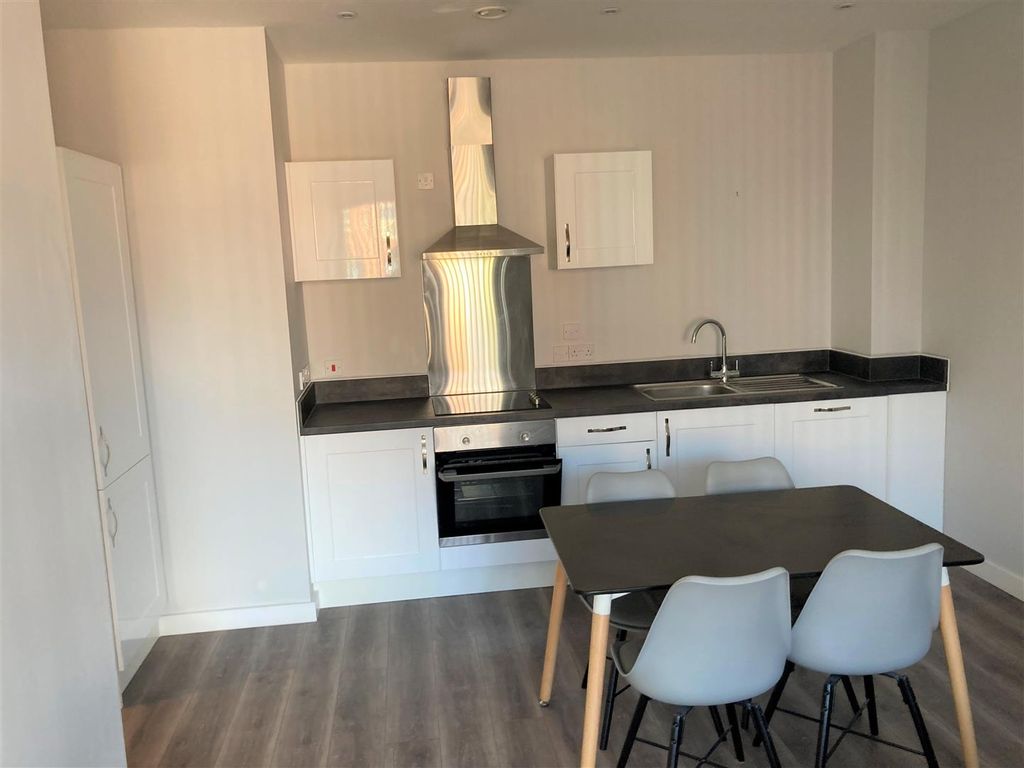 Property photo 2 of 10 Kitchen