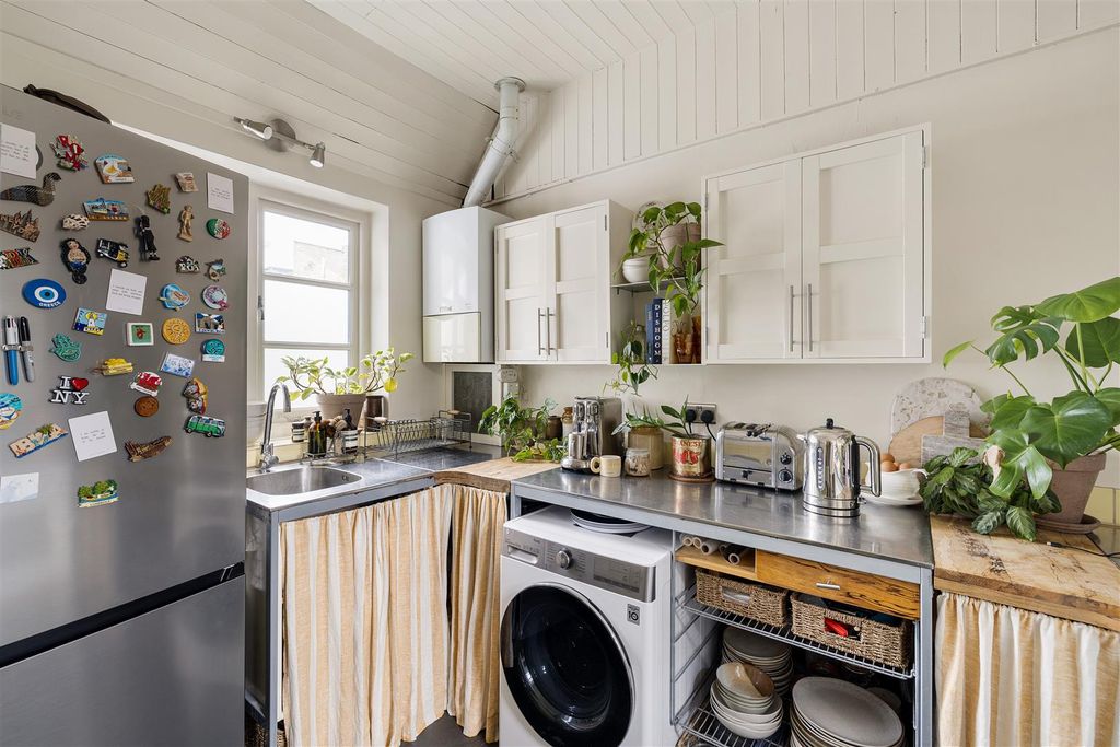 Property photo 3 of 44 Murchison Road, E10