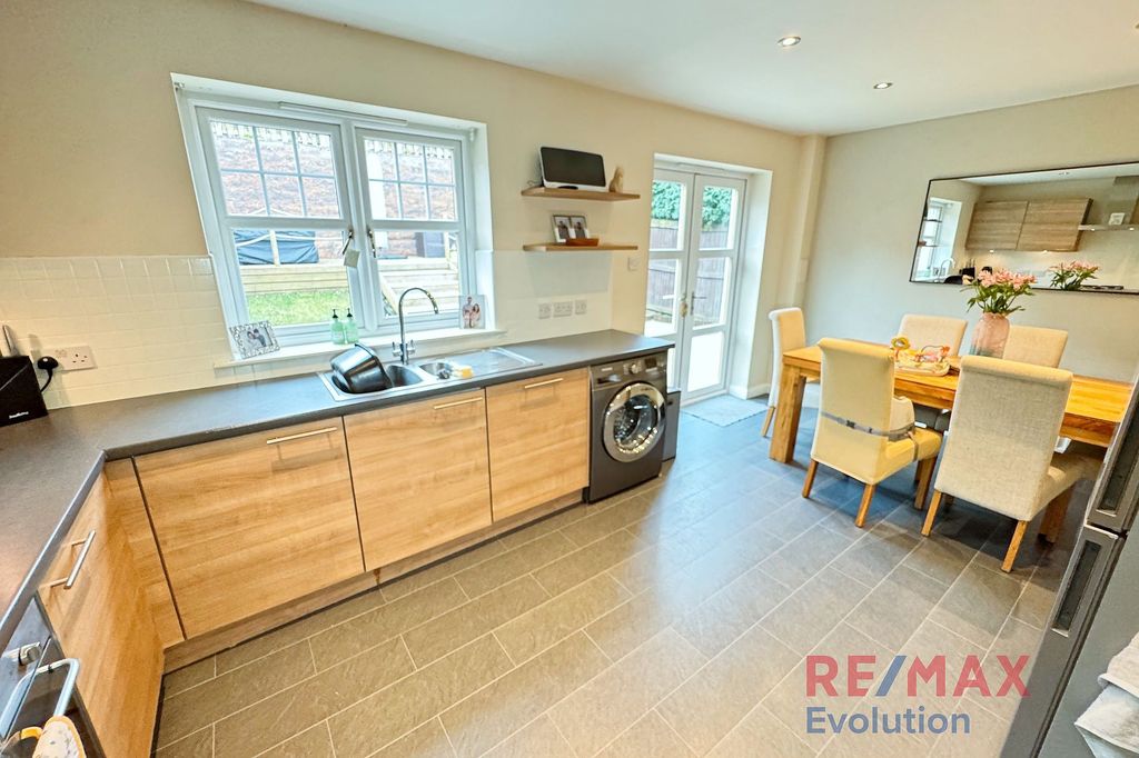 Property photo 3 of 21 Dining Kitchen