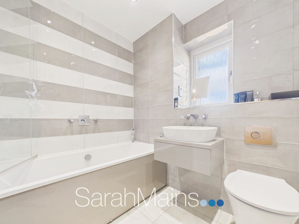 Property photo 3 of 18 Bathroom