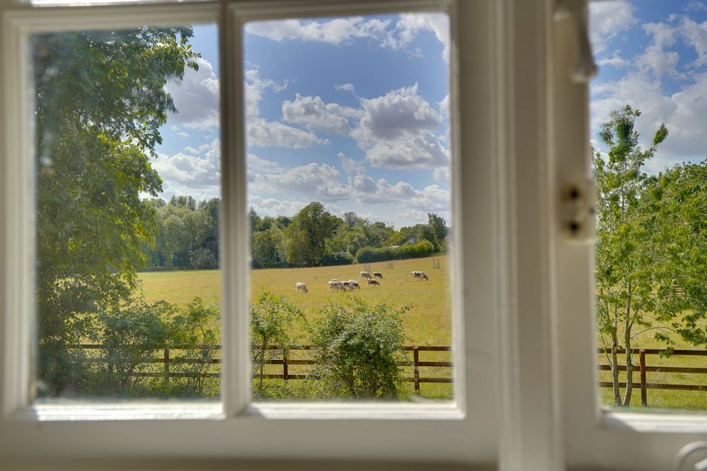 Property photo 2 of 28