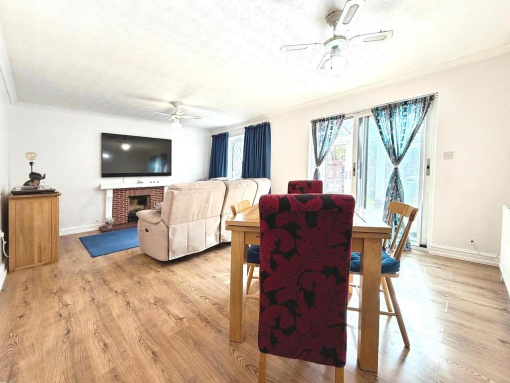 Property photo 2 of 28 Lounge/ Dining Room