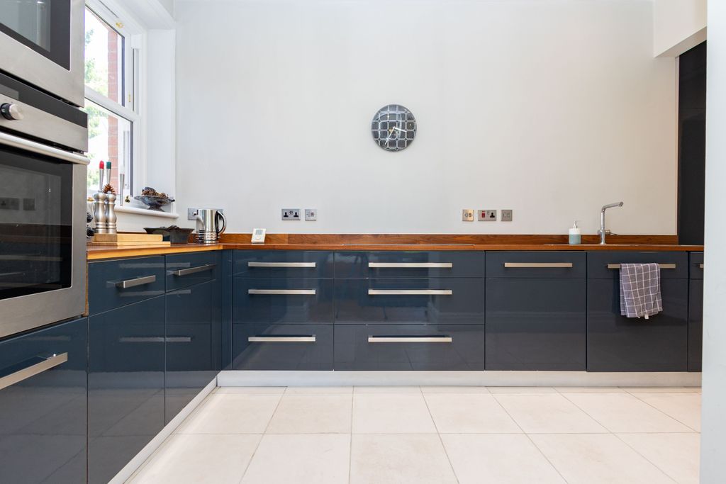 Property photo 3 of 13 R6M_2861