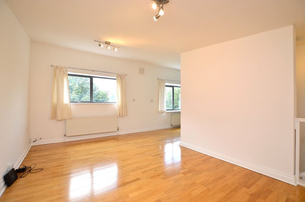 Property photo 1 of 7 Bedroom