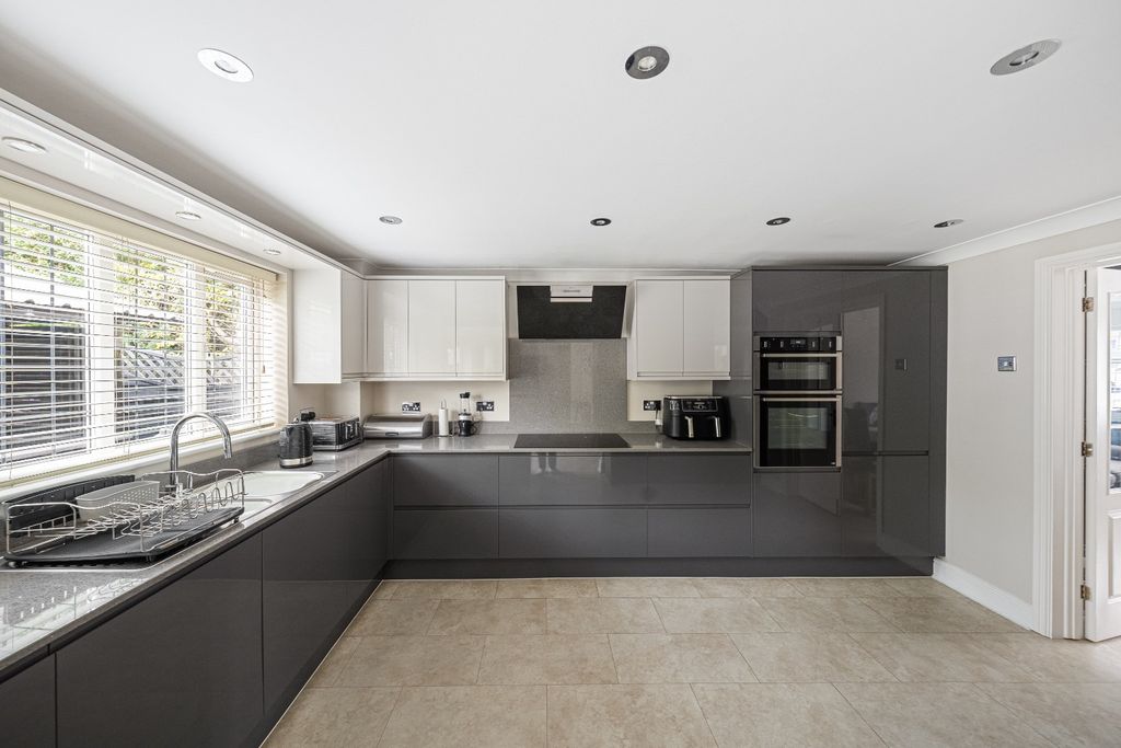 Property photo 2 of 37 5318012