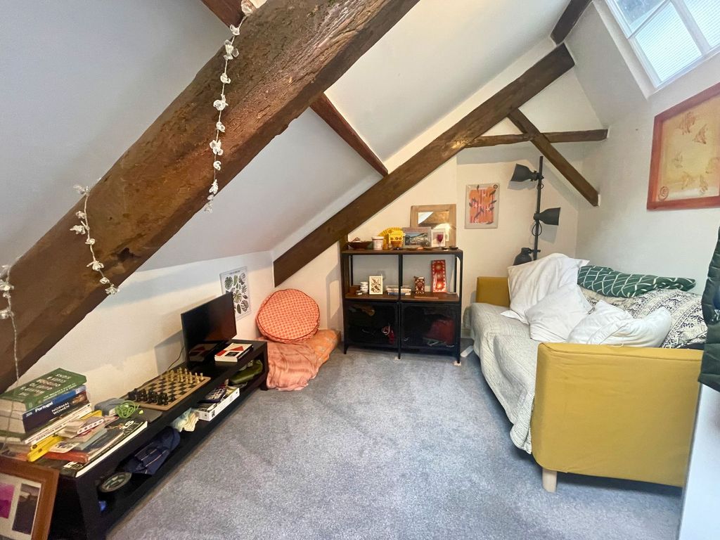 Property photo 2 of 11 Living Space