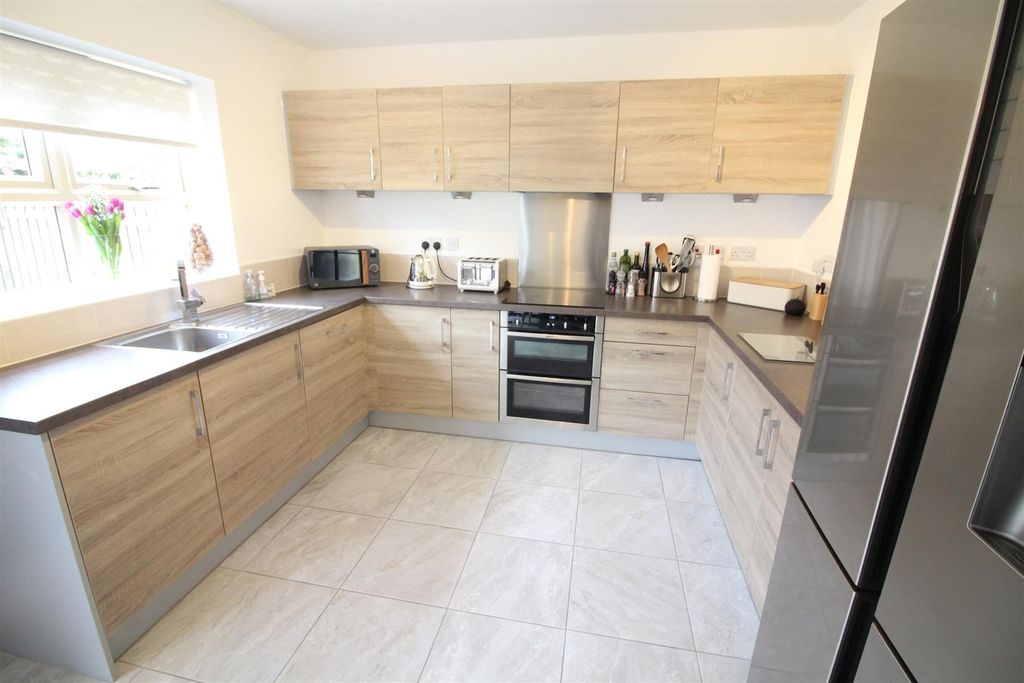 Property photo 2 of 20 Kitchen/Dining Room