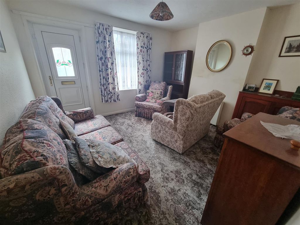 Property photo 3 of 9 Lounge