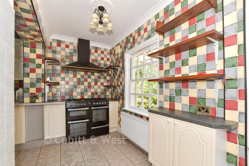 Property photo 3 of 17 Kitchen