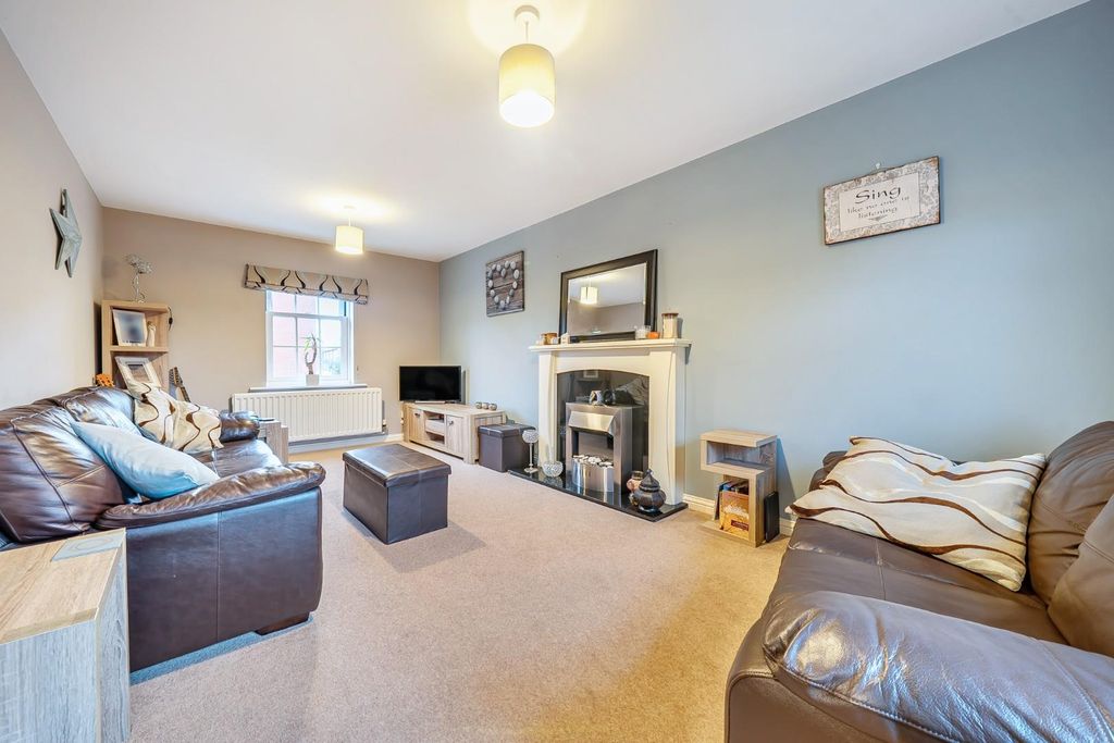 Property photo 3 of 19 Lounge.Jpg