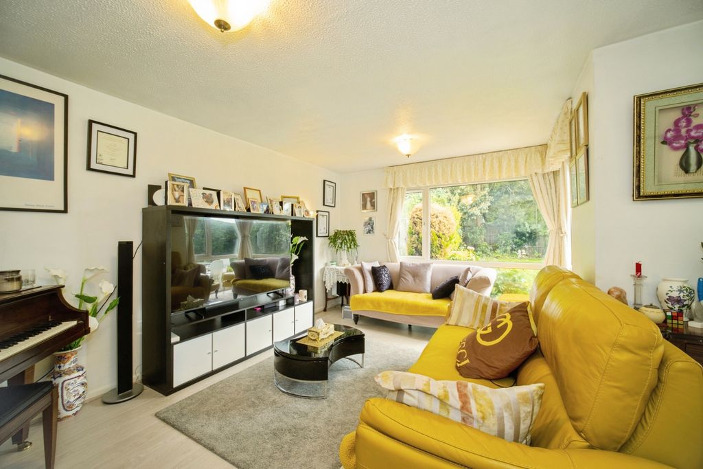 Property photo 2 of 20