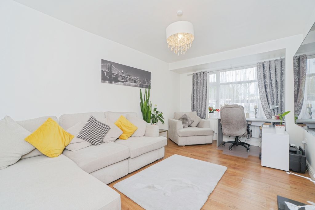 Property photo 2 of 15 Lounge