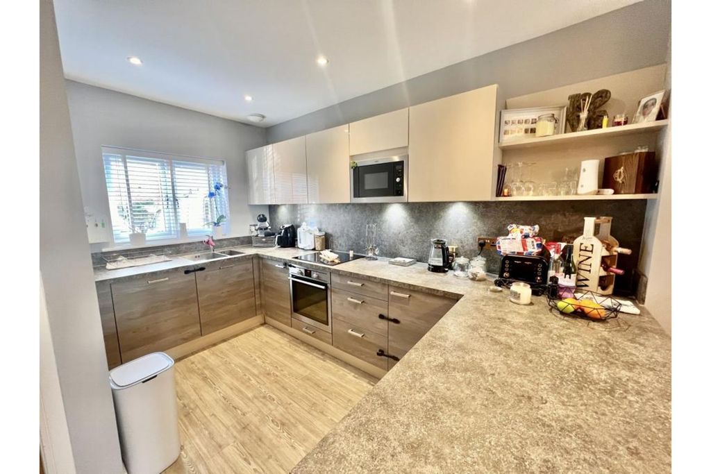 Property photo 3 of 17 Kitchen