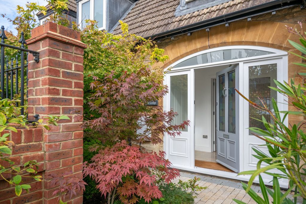 Property photo 2 of 39