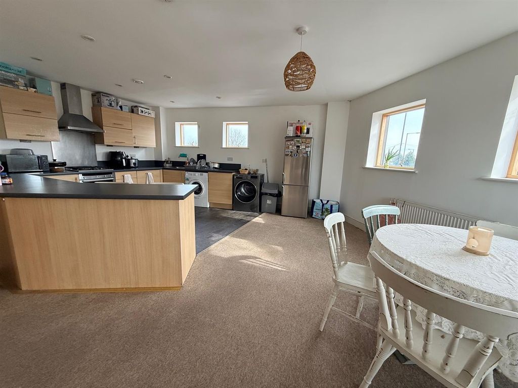 Property photo 3 of 10 Kitchen.Jpg