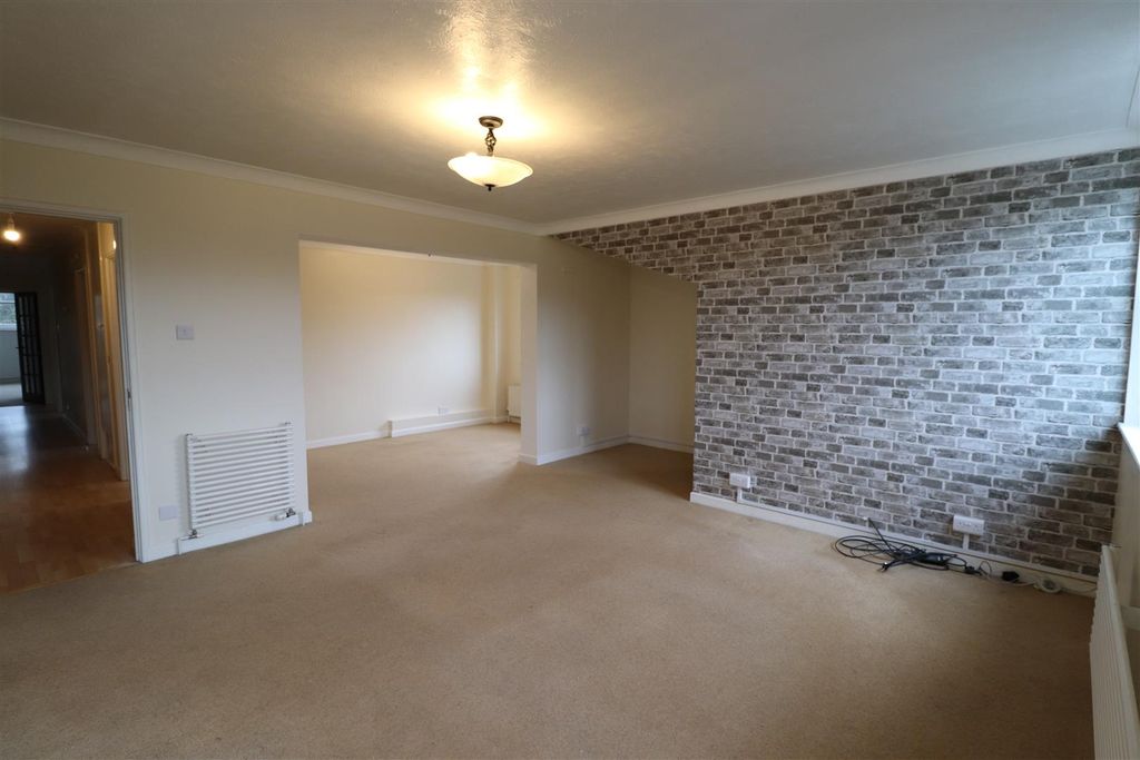 Property photo 3 of 10 Living Room