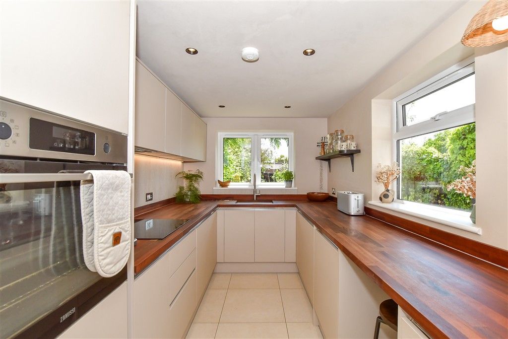 Property photo 3 of 17 Kitchen