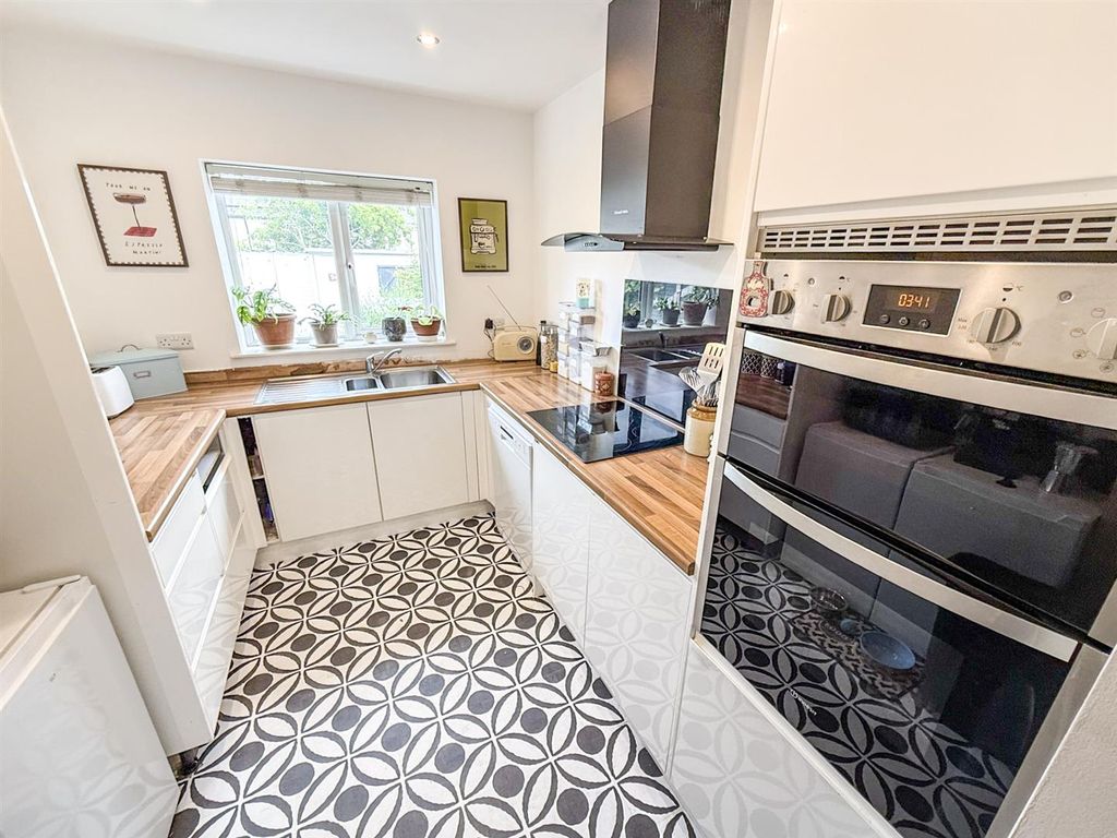 Property photo 2 of 17 Kitchen