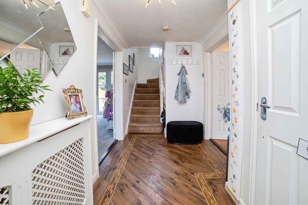 Property photo 2 of 21 Entrance Hall