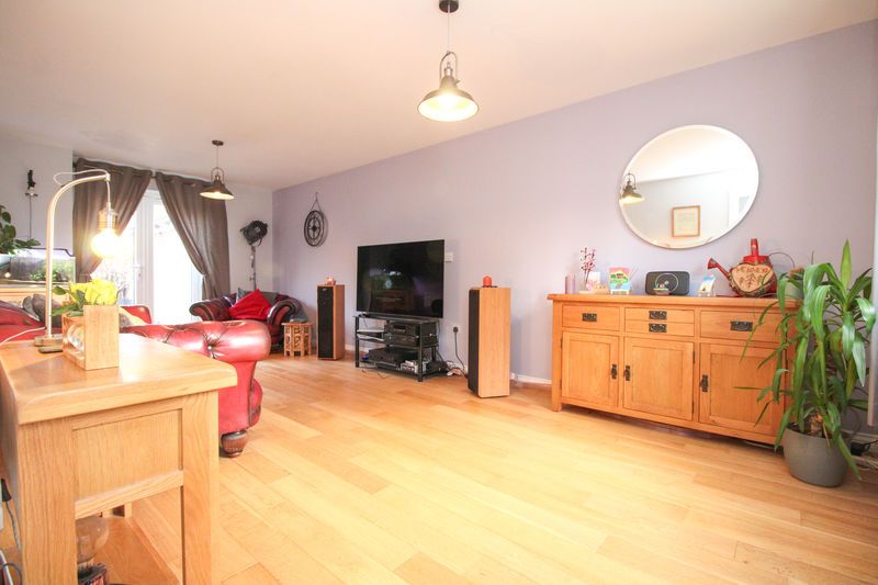 Property photo 3 of 17 Lounge