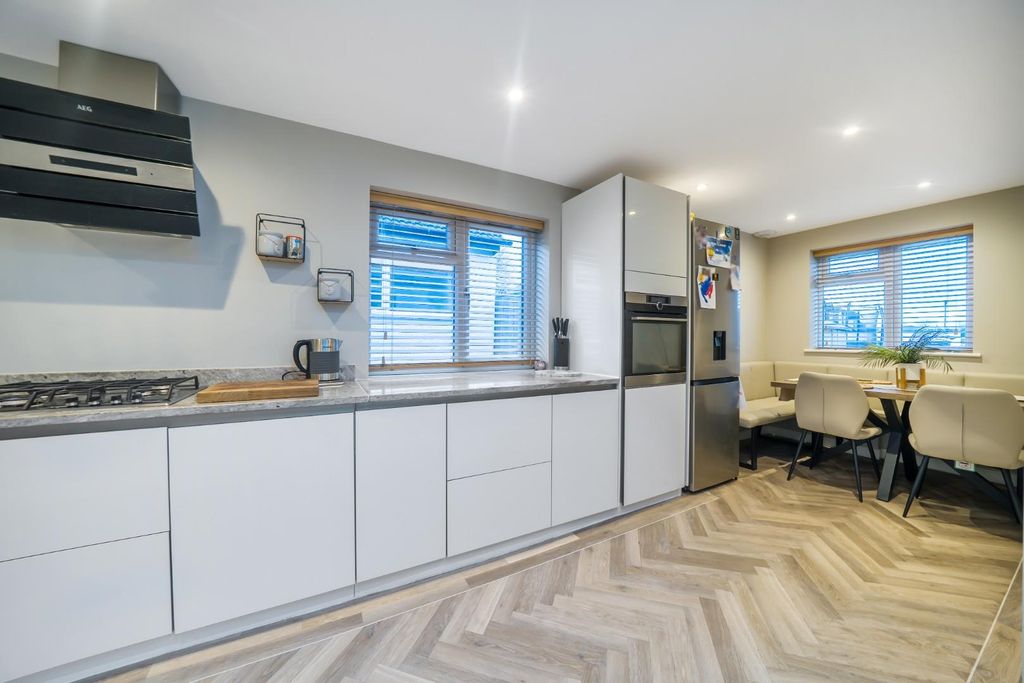 Property photo 3 of 20 1404561-11-69739E8943395.Jpg