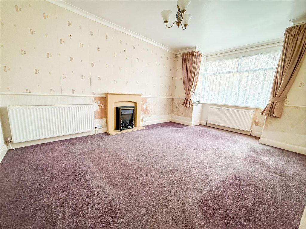 Property photo 3 of 12 Lounge