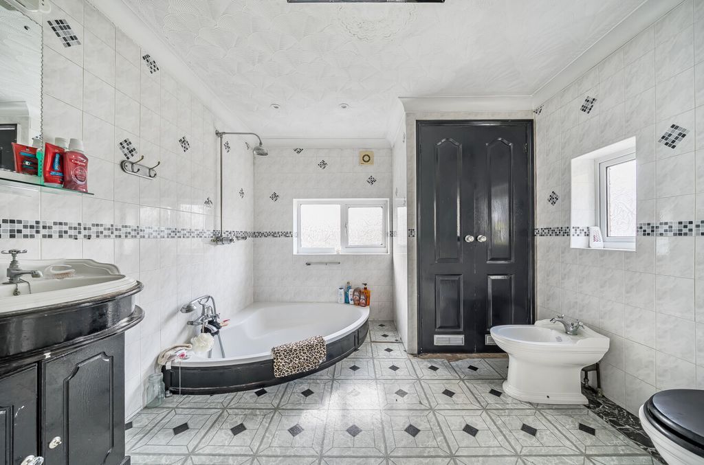 Property photo 3 of 14 Family Bathroom