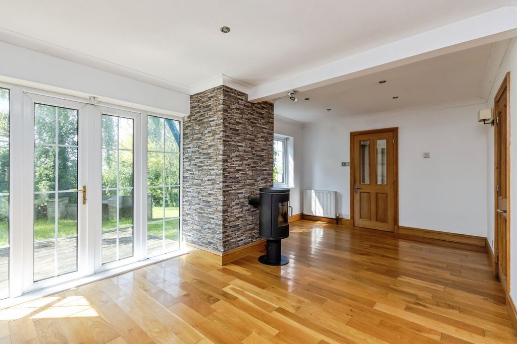 Property photo 3 of 17 Dining Room