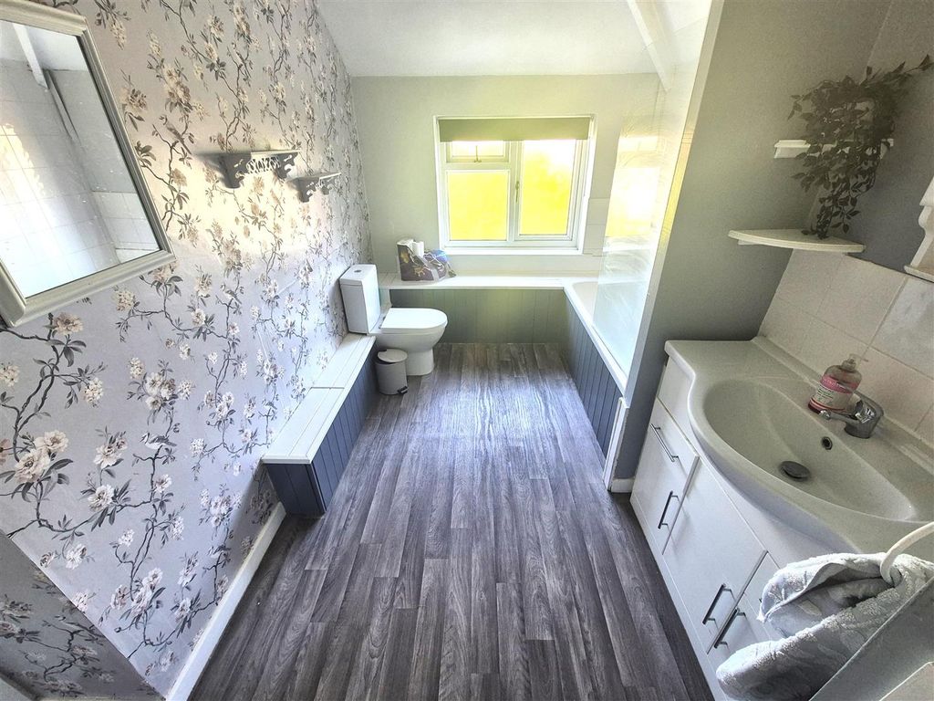 Property photo 2 of 19 Bathroom