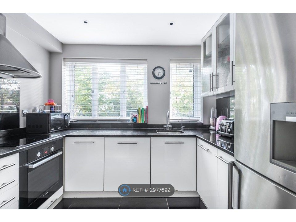 Property photo 2 of 10 Kitchen