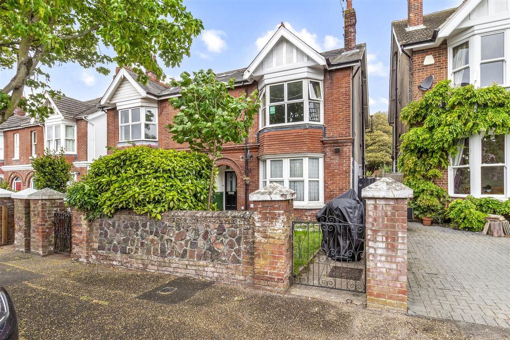 Property photo 1 of 17 39A Grove Road-019.Jpg