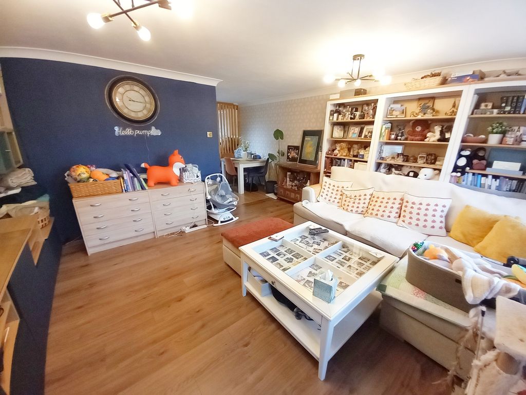 Property photo 3 of 19 Lounge