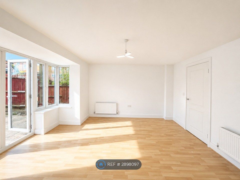 Property photo 3 of 18 Bright Reception Room With Garden Access