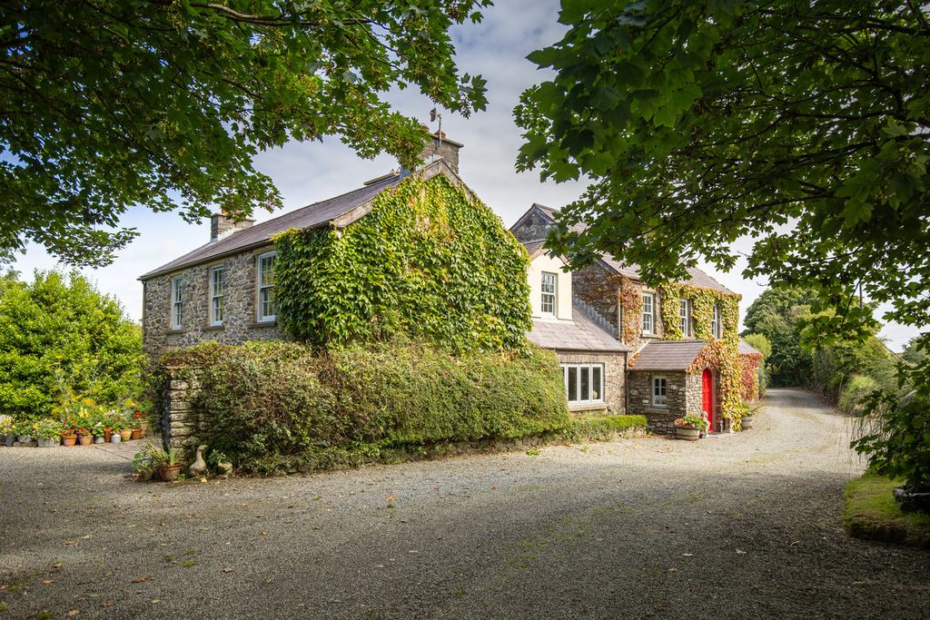 Property photo 3 of 44